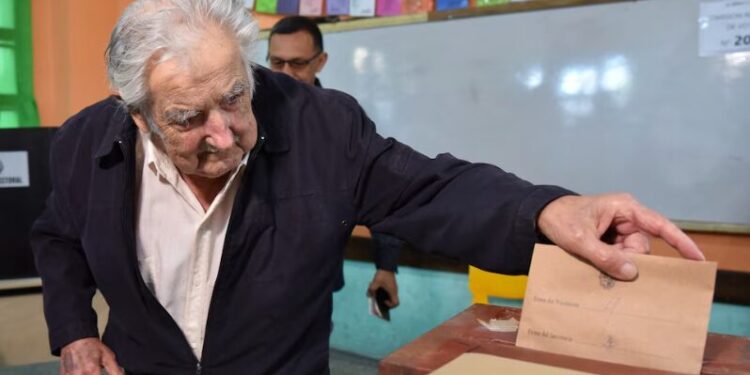 Pepe Mujica votó a primera hora de este domingo (REUTERS/Martin Varela Umpierrez)