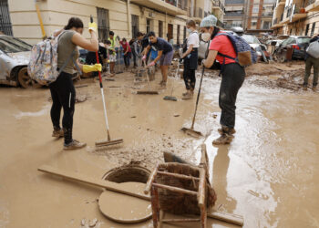 Labores de limpieza en la localidad de Paiporta este sábado tras el paso de la DANA. EFE/ Biel Aliño