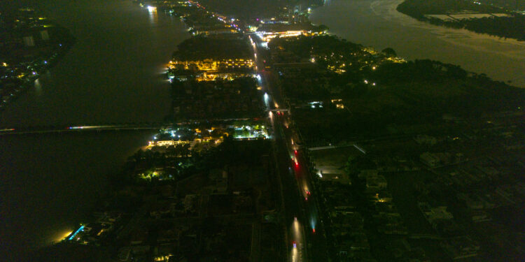 AME2176. GUAYAQUIL (ECUADOR), 27/10/2024.- Fotografía aérea de sectores sin luz este domingo en Guayaquil (Ecuador). El Ministerio de Energía y Minas anunció este domingo que la próxima semana se mantendrán los apagones, de hasta 14  horas, debido a la crisis energética que atraviesa Ecuador por el estiaje en las zonas donde se encuentran las principales hidroeléctricas de la nación andina. EFE/ Mauricio Torres