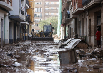 CATARROJA (VALENCIA), 31/10/2024.- Una máquina escavadora retira el lodo acumulado en las calles tras las intensas lluvias caídas por la fuerte dana, este jueves en Catarroja. Catarroja, una de las localidades afectadas por la dana que asoló este martes la provincia de Valencia, se afana por restablecer los suministros cortados a consecuencia del temporal y en ofrecer ayuda humanitaria a los vecinos.EFE/Manuel Bruque