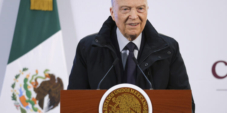 MEX3864. CIUDAD DE MÉXICO (MÉXICO), 29/10/2024.- Fotografía cedida por la Presidencia de México del titular de la Fiscalía General de la República (FGR), Alejandro Gertz Manero, durante su intervención en una rueda de prensa en el Palacio Nacional, este martes en la Ciudad de México (México). El gobierno de México, a través de la Fiscalía General de la República (FGR), encabezada por Alejandro Gertz Manero, actualizó la información de la detención del narcotraficante Ismael 'El Mayo' Zambada y exigió detalles sobre su "secuestro" a Estados Unidos. EFE/ Presidencia de México/SOLO USO EDITORIAL/SOLO DISPONIBLE PARA ILUSTRAR LA NOTICIA QUE ACOMPAÑA(CRÉDITO OBLIGATORIO)