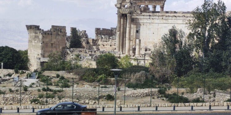 GRAF5265. BAALBEK (LÍBANO), 01/11/2024.- Las ruinas grecorromanas de Baalbek, en el este del Líbano y patrimonio de la humanidad por la Unesco, vistas hoy después de que Israel intensificara en los últimos días sus bombardeos contra la ciudad y sus alrededores. Conocida como la Ciudad del Sol, la histórica Baalbek, en el este del Líbano, recibió esta semana su primera orden de evacuación total por parte de Israel, que ha intensificado sus bombardeos contra la zona, amenazando unos de los vestigios romanos mejor conservados del mundo. EFE/Noemí Jabois