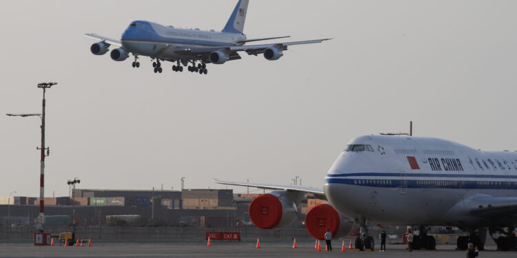 AME7326. LIMA (PERÚ), 14/11/2024.- Fotografía del avión presidencial Air Force One en el que viaja el presidente de EE.UU., Joe Biden, este jueves en la Base Aérea del Callao en Lima (Perú). Biden aterrizó este jueves en Lima para participar en la cumbre de líderes del Foro de Cooperación Económica Asia Pacífico (APEC), donde se reunirá con su homólogo chino, Xi Jinping, y la peruana, Dina Boluarte. EFE/ Renato Pajuelo