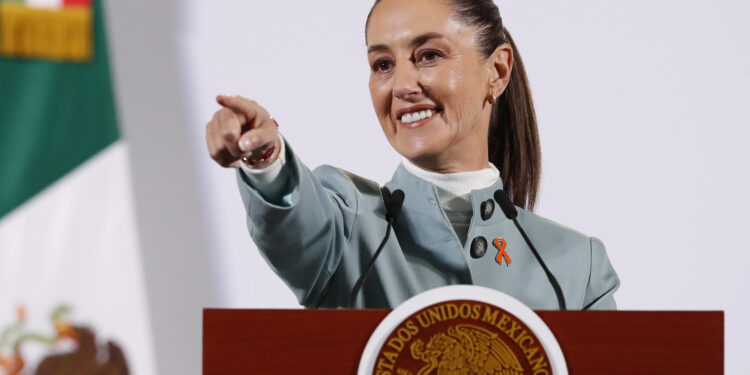 MEX5883. CIUDAD DE MÉXICO (MÉXICO), 25/11/2024.- La presidenta de México, Claudia Sheinbaum, participa durante su rueda de prensa matutina este lunes, en Palacio Nacional en Ciudad de México (México). Sheinbaum felicitó este lunes al pueblo de Uruguay y a Yamandú Orsi, candidato del Frente Amplio, por su victoria en la segunda vuelta de las elecciones presidenciales de aquel país. EFE/ Mario Guzmán