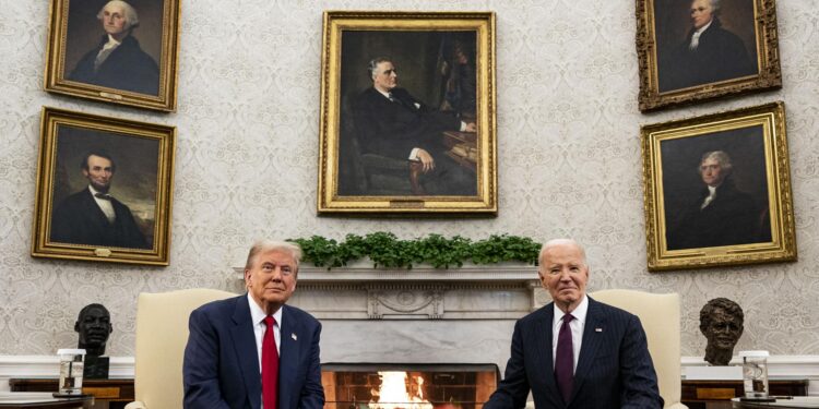 Washington, Dc (United States), 13/11/2024.- US President Joe Biden (R) and President-elect Donald Trump during a meeting in the Oval Office of the White House in Washington, DC, USA, 13 November 2024. Biden will argue in favor of continued US aid to Ukraine during the transition to President-elect Donald Trump's administration, according to national security advisor Jake Sullivan. (Ucrania) EFE/EPA/AL DRAGO / POOL