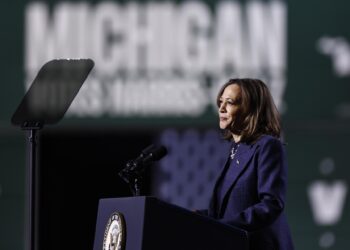 East Lansing (United States), 03/11/2024.- Democratic presidential candidate US Vice President Kamala Harris speaks during a Get Out the Vote rally in East Lansing, Michigan, USA, 03 November 2024. Vice President Harris and Republican candidate former President Trump are tied in the polls with two days until the election on 05 November EFE/EPA/CJ GUNTHER