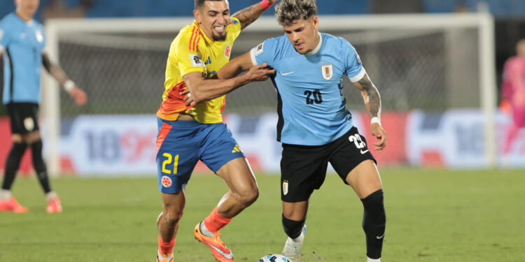 AMDEP9977. MONTEVIDEO (URUGUAY), 15/11/2024.- Maximiliano Araújo (d) de Uruguay disputa un balón con Daniel Muñoz de Colombia este viernes, durante un partido de las eliminatorias sudamericanas al Mundial de Fútbol 2026, entre Uruguay y Colombia en el estadio Centenario, en Montevideo (Uruguay). EFE/ Gastón Britos