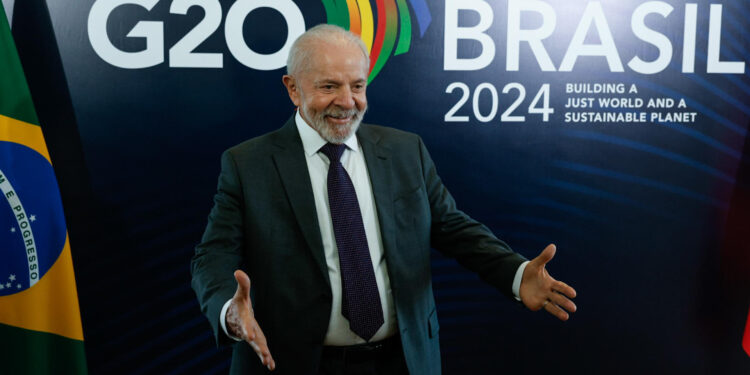 AME8222. RÍO DE JANEIRO (BRASIL), 17/11/2024.- El presidente brasileño, Luiz Inácio Lula da Silva reacciona durante el recibimiento del primer ministro de Vietnam, Pham Minh Chinh, previo a una reunión bilateral, este domingo, un día antes del comienzo del G20, en el Fuerte de Copacabana, en la ciudad de Río de Janeiro (Brasil). EFE/ Sebastiao Moreira