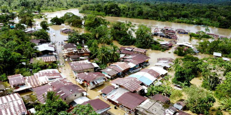 AME5794. PIE DE PATÓ (COLOMBIA), 10/11/2024.- Fotografía cedida por el Ejército de Colombia de inundaciones este sábado en Pie de Pató (Colombia). El departamento del Chocó es el más damnificado por el momento, con 22 municipios afectados y más de 30.000 familias damnificadas, según las cifras preliminares ofrecidas por el director de la Unidad Nacional para la Gestión del Riesgo de Desastres (UNGRD), Carlos Carrillo, quien indicó que por el momento no hay víctimas ni personas desaparecidas. EFE/ Ejército De Colombia / SOLO USO EDITORIAL/ SOLO DISPONIBLE PARA ILUSTRAR LA NOTICIA QUE ACOMPAÑA (CRÉDITO OBLIGATORIO)