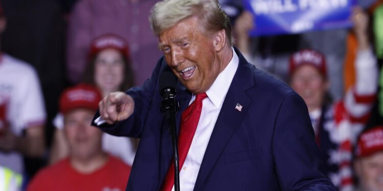 Grand Rapids (United States), 05/11/2024.- Republican presidential candidate and former US President Donald Trump gestures as he speaks during a campaign rally in Grand Rapids, Michigan, USA, 04 November 2024. Trump and Vice President and Democratic presidential nominee Kamala Harris are tied in the polls with one day until the election of 05 November. EFE/EPA/CJ GUNTHER