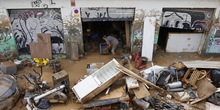 SEDAVÍ (VALENCIA), 04/11/2024.- Vecinos continúan con los trabajos de limpieza en el municipio de Sedaví, este lunes, días después de las inundaciones. EFE/ Ana Escobar