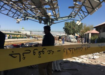 FOTODELDÍA Quetta (Pakistán), 09/11/2024.- Las autoridades de seguridad paquistaníes inspeccionan el lugar de una explosión en una estación de tren en Quetta, la capital provincial de la agitada provincia de Baluchistán, Pakistán, este sábado. Una explosión en la estación de tren de Quetta a primera hora de la mañana ha dejado al menos 21 personas muertas y más de 50 heridas, con informes que indican un posible atentado suicida como causa, dijo la policía. La explosión se produjo en el andén mientras los pasajeros se preparaban para abordar el Jaffar Express con destino a Peshawar. EFE/ Fayyaz Ahmed