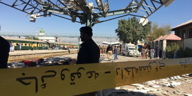 FOTODELDÍA Quetta (Pakistán), 09/11/2024.- Las autoridades de seguridad paquistaníes inspeccionan el lugar de una explosión en una estación de tren en Quetta, la capital provincial de la agitada provincia de Baluchistán, Pakistán, este sábado. Una explosión en la estación de tren de Quetta a primera hora de la mañana ha dejado al menos 21 personas muertas y más de 50 heridas, con informes que indican un posible atentado suicida como causa, dijo la policía. La explosión se produjo en el andén mientras los pasajeros se preparaban para abordar el Jaffar Express con destino a Peshawar. EFE/ Fayyaz Ahmed