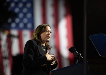 Philadelphia (United States), 04/11/2024.- US Vice President and Democratic presidential nominee Kamala Harris addresses supporters at a campaign event in Philadelphia, Pennsylvania, USA, 04 November 2024. US Vice President and Democratic Presidential Nominee Kamala Harris is holding an election eve concert and rally in Philadelphia. Election polls show that the presidential race between Harris and Republican nominee former President Donald Trump is extremely close. (Elecciones, Filadelfia) EFE/EPA/DAVID MUSE