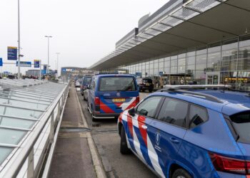 Schiphol (Netherlands), 08/11/2024.- Royal Military Police vehicles parked outside the departure hall 3 gate at Schiphol Airport, near Amsterdam, Netherlands, 08 November 2024. The Israeli army confirmed on 08 November it was preparing to "deploy a rescue mission with the coordination of the Dutch government ¡...Ç following severe and violent incidents against Israelis in Amsterdam", after clashes broke out after a match between Ajax and Israeli soccer club Maccabi Tel Aviv. (Países Bajos; Holanda) EFE/EPA/Michel van Bergen