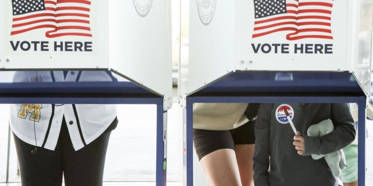 FOTODELDÍA Nueva York (Estados Unidos), 05/11/2024.- Estadounidenses depositan su voto en un colegio electoral en el vestíbulo del Museo de Brooklyn de Nueva York este martes. Los votantes de todo el país están emitiendo hoy sus votos para elegir al presidente de Estados Unidos en una reñida contienda entre el candidato presidencial republicano Donald J. Trump y la candidata presidencial demócrata a la vicepresidenta de Estados Unidos, Kamala Harris, así como para los candidatos en las carreras del Senado y el Congreso.EFE/ Sarah Yenesel