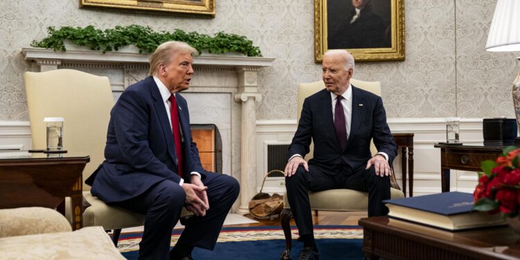 Washington, Dc (United States), 13/11/2024.- US President Joe Biden (R) and President-elect Donald Trump during a meeting in the Oval Office of the White House in Washington, DC, USA, 13 November 2024. Biden will argue in favor of continued US aid to Ukraine during the transition to President-elect Donald Trump's administration, according to national security advisor Jake Sullivan. (Ucrania) EFE/EPA/AL DRAGO / POOL