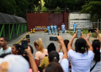 People arrested during the protests following the disputed July 28 presidential election walk towards their relatives after their release outside the Yare prison in San Francisco de Yare, Venezuela, on November 16, 2024. (Photo by Federico PARRA / AFP)