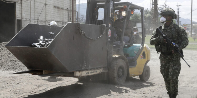 NOB400. NOBSA (COLOMBIA), 05/12/2024.- Un integrante de las Fuerzas Militares de Colombia acompaña un vehículo que transporta armas para ser fundidas en una de las calderas de la empresa siderúrgica Acerías Paz del Río en Nobsa departamento de Boyacá (Colombia). Más de 23.000 armas de fuego decomisadas en operaciones contra los grupos ilegales de Colombia fueron incineradas este jueves en el departamento de Boyacá (centro) y sus productos se transformarán en herramientas, materiales para construir puentes, escuelas y viviendas, que beneficiarán a la población civil. EFE/Carlos Ortega