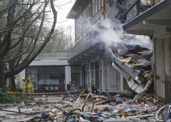 LA HAYA, 07/12/2024.- Al menos cuatro personas han resultado heridas tras el colapso parcial de un edificio de viviendas en la ciudad neerlandesa de La Haya, después de una fuerte explosión de orígenes aún desconocidos, y los servicios de emergencia están buscando potenciales víctimas debajo de los escombros. Los bomberos ya han apagado el incendio originado tras la explosión, lo que ha permitido ya a los servicios de rescate empezar a buscar, con ayuda de perros, posibles víctimas debajo de los escombros, aunque no está claro si realmente hay personas desaparecidas o no, ya que se desconoce quién estaba dentro de las viviendas. EFE/ Imane Rachidi