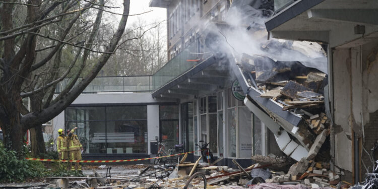 LA HAYA, 07/12/2024.- Al menos cuatro personas han resultado heridas tras el colapso parcial de un edificio de viviendas en la ciudad neerlandesa de La Haya, después de una fuerte explosión de orígenes aún desconocidos, y los servicios de emergencia están buscando potenciales víctimas debajo de los escombros. Los bomberos ya han apagado el incendio originado tras la explosión, lo que ha permitido ya a los servicios de rescate empezar a buscar, con ayuda de perros, posibles víctimas debajo de los escombros, aunque no está claro si realmente hay personas desaparecidas o no, ya que se desconoce quién estaba dentro de las viviendas. EFE/ Imane Rachidi