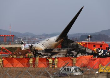 Muan (South Korea), 29/12/2024.- Firefighters search at the wreckage of the Jeju Air aircraft at Muan International Airport in Muan, 288 kilometers southwest of Seoul, South Korea, 29 December 2024. According to the National Fire Agency, a passenger jet carrying 181 people erupted in flames after going off the runway at an airport in South Korea's southwestern county of Muan on 29 December, leaving at least 176 people dead. (Corea del Sur, Seúl) EFE/EPA/HAN MYUNG-GU