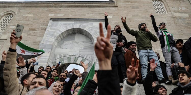 Istanbul (Turkey), 08/12/2024.- Supporters of the Syrian opposition residing in Turkey celebrate the rebel take over of Damascus at Fatih Mosque in Istanbul, Turkey, 08 December 2024. Syrian rebels entered Damascus on 08 December 2024 and announced in a televised statement the 'Liberation of the city of Damascus and the overthrow of Bashar al-Assad,' as well as the release of all the prisoners. The rebels also urged the Syrian armed forces to leave Syrian public institutions, which will stay under the control of the outgoing Syrian prime minister until the official handover ceremony. (Siria, Turquía, Damasco, Estanbul) EFE/EPA/ERDEM SAHIN