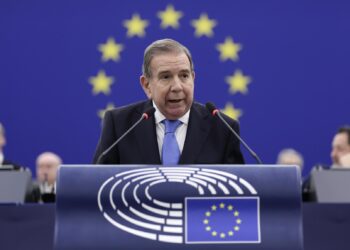 Strasbourg (France), 17/12/2024.- Presidential opposition candidate in Venezuela Edmundo Gonzalez Urrutia speaks during the Sakharov Prize award ceremony at the European Parliament in Strasbourg in Strasbourg, France, 17 December 2024. Members of the European Parliament have awarded the 2024 Sakharov Prize for Freedom of Thought to Venezuelan opposition leader Maria Corina Machado and Presidential opposition candidate Edmundo Gonzalez Urrutia. (Francia, Estrasburgo) EFE/EPA/RONALD WITTEK