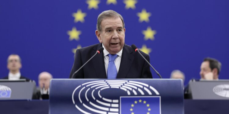 Strasbourg (France), 17/12/2024.- Presidential opposition candidate in Venezuela Edmundo Gonzalez Urrutia speaks during the Sakharov Prize award ceremony at the European Parliament in Strasbourg in Strasbourg, France, 17 December 2024. Members of the European Parliament have awarded the 2024 Sakharov Prize for Freedom of Thought to Venezuelan opposition leader Maria Corina Machado and Presidential opposition candidate Edmundo Gonzalez Urrutia. (Francia, Estrasburgo) EFE/EPA/RONALD WITTEK