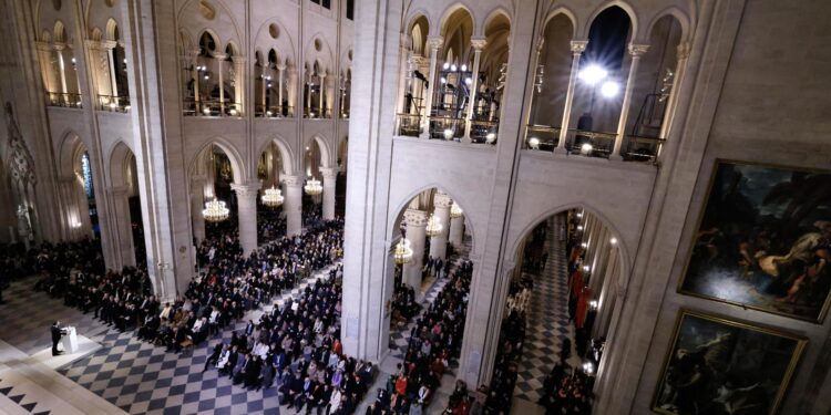 Paris (France), 07/12/2024.- French President Emmanuel Macron (L) delivers a speech inside the Notre Dame de Paris cathedral, during a ceremony to mark its reopening in Paris, France, 07 December 2024. The Notre Dame de Paris Cathedral reopens on 07 December after nearly six years of renovation work following its destruction by a fire on 15 April 2019. (Francia) EFE/EPA/LUDOVIC MARIN / POOL MAXPPP OUT