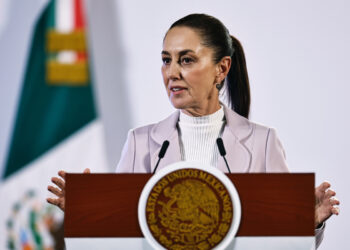 MEX1065. CIUDAD DE MÉXICO (MÉXICO), 04/10/2024 .- La presidenta de México Claudia Sheinbaum, habla este viernes durante su conferencia de prensa matutina en Palacio Nacional, en la Ciudad de México (México). Sheinbaum afirmó que el Ejército mexicano denunció a los militares que dispararon a migrantes en Chiapas, estado de la frontera sur del país, donde murieron seis personas de Egipto, El Salvador y Perú. EFE/ Sáshenka Gutiérrez