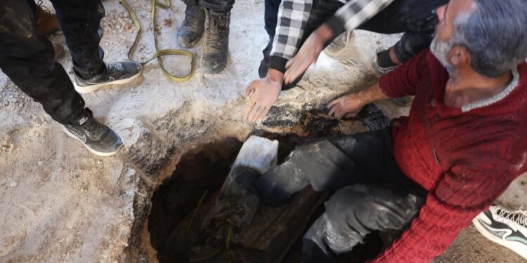 Damascus (Syrian Arab Republic), 09/12/2024.- Syrians dig into the ground as they search for relatives they believe were held in secret cells at Sednaya prison, dubbed by Amnesty International as the 'Human Slaughterhouse', near Damascus, Syria, 09 December 2024. The Political Affairs Department of the Syrian Salvation Government said 30,000 prisoners have been released so far from only the first floor of Sednaya prison in Damascus. Rescue efforts continue to find prisoners. Syrian rebels entered Damascus on 08 December 2024 and announced in a televised statement the 'Liberation of the city of Damascus and the overthrow of Bashar al-Assad', as well as the release of all the prisoners. (Siria, Damasco) EFE/EPA/MOHAMMED AL RIFAI