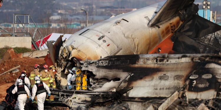 Muan (South Korea), 29/12/2024.- Firefighters search at the wreckage of the Jeju Air aircraft at Muan International Airport in Muan, 288 kilometers southwest of Seoul, South Korea, 29 December 2024. According to the National Fire Agency, a passenger jet carrying 181 people erupted in flames after going off the runway at an airport in South Korea's southwestern county of Muan on 29 December, leaving at least 176 people dead. (Corea del Sur, Seúl) EFE/EPA/HAN MYUNG-GU