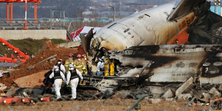 Muan (South Korea), 29/12/2024.- Firefighters work at the wreckage of the Jeju Air aircraft at Muan International Airport in Muan, 288 kilometers southwest of Seoul, South Korea, 29 December 2024. According to the National Fire Agency, a passenger jet carrying 181 people erupted in flames after going off the runway at an airport in South Korea's southwestern county of Muan on 29 December, leaving at least 62 people dead. (Corea del Sur, Seúl) EFE/EPA/HAN MYUNG-GU