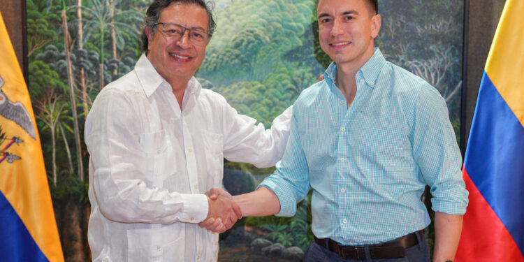 AME5550. ISLAS GALÁPAGOS (ECUADOR), 15/12/2024.- Fotografía cedida por la presidencia de Colombia del mandatario colombiano, Gustavo Petro (i), y su homólogo ecuatoriano, Daniel Noboa, durante su encuentro este sábado en las Islas Galápagos (Ecuador). Petro y Noboa mantienen una reunión en las Islas Galápagos para hablar de asuntos de cooperación en materia de protección de la Amazonía, interconexión energética y la apertura de un control migratorio en la zona de la costa del Pacífico. EFE/ Presidencia de Colombia SOLO USO EDITORIAL/SOLO DISPONIBLE PARA ILUSTRAR LA NOTICIA QUE ACOMPAÑA (CRÉDITO OBLIGATORIO)