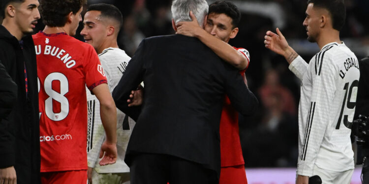 MADRID, 22/12/2024.- El defensa del Sevilla Jesús Navas (2d) saluda al entrenador del Real Madrid, el italiano Carlo Acelotti tras su último partido como futbolista profesional, el encuentro de LaLiga entre el Real Madrid y el Sevilla, este domingo en el estadio Santiago Bernabéu. EFE/ Fernando Villar