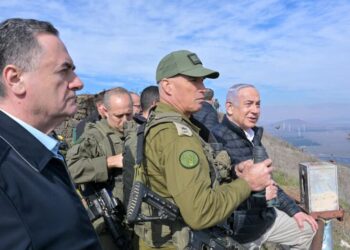 El primer ministro Benjamin Netanyahu, a la derecha, recorre el monte Bental, en la frontera de Israel con Siria, junto con oficiales militares y el ministro de Defensa Israel Katz, a la izquierda. (Kobi Gideon/Oficina de prensa del gobierno israelí)