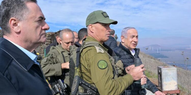 El primer ministro Benjamin Netanyahu, a la derecha, recorre el monte Bental, en la frontera de Israel con Siria, junto con oficiales militares y el ministro de Defensa Israel Katz, a la izquierda. (Kobi Gideon/Oficina de prensa del gobierno israelí)