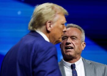 Robert F. Kennedy Jr. y el presidente electo de EEUU, Donald Trump (REUTERS/Carlos Barria)