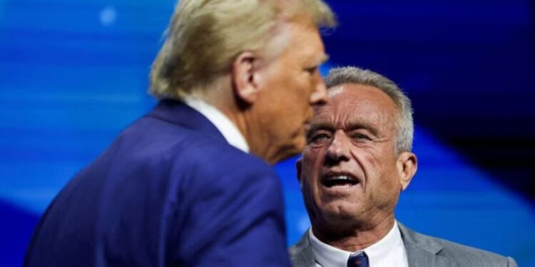 Robert F. Kennedy Jr. y el presidente electo de EEUU, Donald Trump (REUTERS/Carlos Barria)