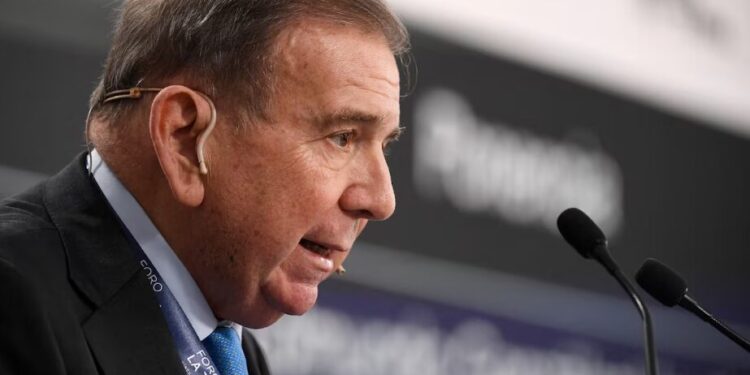 El candidato presidencial de la oposición venezolana, Edmundo González Urrutia, participa en el evento Foro La Toja - Enlace Atlántico, en A Illa da Toxa el 4 de octubre de 2024. (Foto de MIGUEL RIOPA / AFP) | Foto: AFP