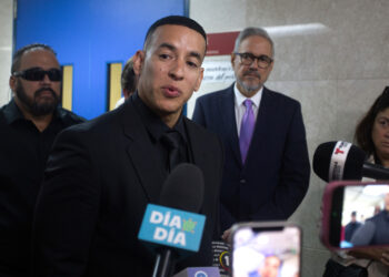 Fotografía de archivo del pasado 20 de diciembre del reguetonero puertorriqueño Daddy Yankee, mientras habla con medios de comunicación a su salida de una audiencia en San Juan (Puerto Rico).EFE/Thais Llorca