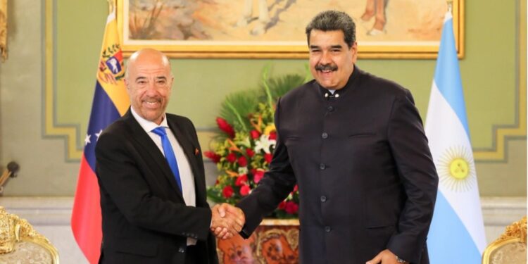 El exembajador argentino en Venezuela, Oscar Laborde y Nicolás Maduro.