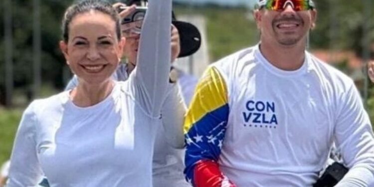 ARCHIVO - El periodista venezolano Luis Pérez, (Der) al lado de la líder opositora María Corina Machado durante la campaña presidencial opositora por Venezuela.