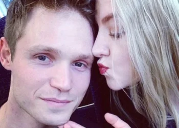 Evanna Lynch y Robbie Jarvis.