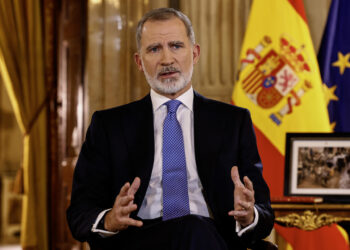 MADRID, 24/12/2024.- Felipe VI en su tradicional mensaje de Navidad, grabado en el Salón de Columnas del Palacio Real. EFE/ Ballesteros   POOL