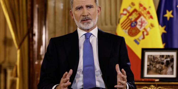 MADRID, 24/12/2024.- Felipe VI en su tradicional mensaje de Navidad, grabado en el Salón de Columnas del Palacio Real. EFE/ Ballesteros   POOL