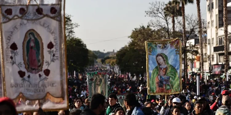 Feligreses mexicanos caminan durante el peregrinaje anual a la Basílica de Guadalupe, en Ciudad de México (México). EFE/Sáshenka Gutiérrez