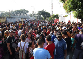 MEX8610. TAPACHULA (MÉXICO), 26/12/2024.- Migrantes hacen filas para realizar sus procesos migratorios, el 22 de diciembre de 2024 en el municipio de Tapachula en Chiapas (México). Migrantes en la frontera sur de México piden apoyo a la presidenta, Claudia Sheinbaum, para que los deporte porque prefieren retornar a sus países antes que quedarse en territorio mexicano ante las restricciones que se avecinan con el mandatario electo de Estados Unidos, Donald Trump. EFE/ Juan Manuel Blanco