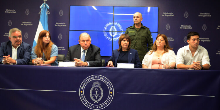 27-12-2024 - Buenos Aires -  Patricia Bullrich y Gerardo Werthein se reunen con la familia del gendarme secuestrado en Venezuela. Foto: Luciano Thieberger.